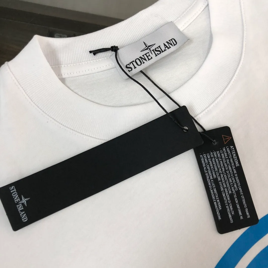 P180 Stone Island Stone Island 2025 latest T-shirt, couple style ~ Original order, stylish and casual short T-shirt, specially made of customized cotton fabric ~ Cotton T-shirt ~ Pre-washed to prevent deformation and shrinkage problem, more comfortable and breathable on the body ~ All available from stock ~ Unique design style, trendy must-have item, complete with three standards 👍 Color: black/white Size: S M L XL (larger version, please indicate your height and weight when placing an order)
